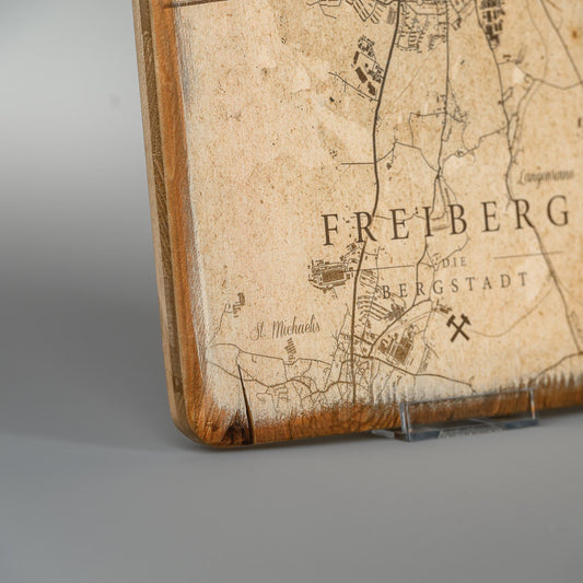 Detailansicht des Wandbilds „Freiberg die Bergstadt“ auf Vintage-Holz. Zeigt den unteren Bereich der historischen Landkarte mit sichtbarer Holzstruktur, Maserung und dem Schriftzug Freiberg.
