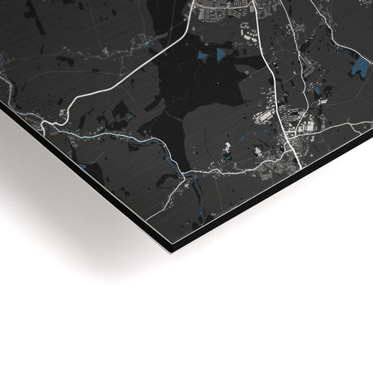 Detailansicht der Stadtkarte Freiberg auf Alu-Dibond gebürstet – silberner Glanz und feine Linienstruktur im Material sichtbar.