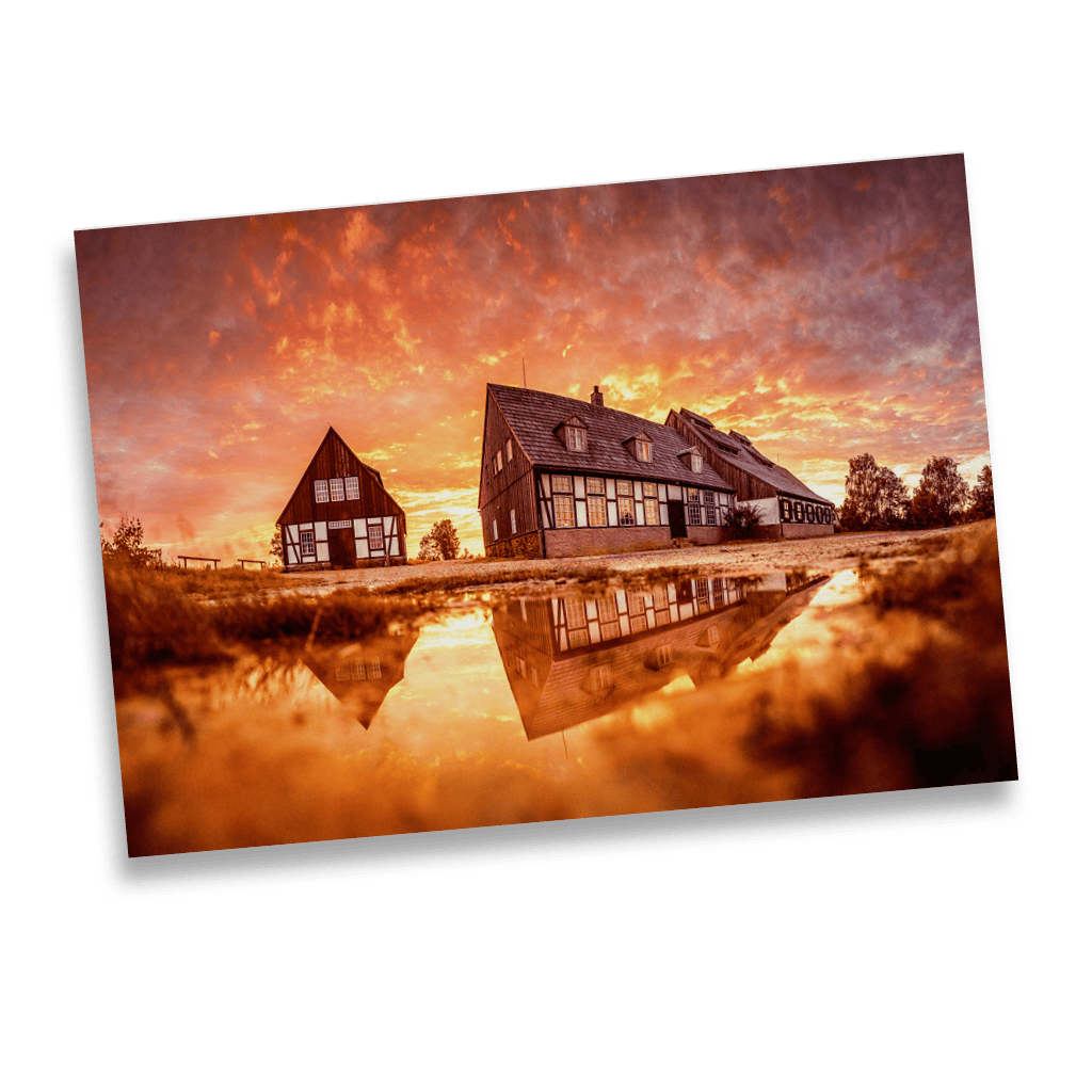 Fotomotiv „Alte Elisabeth“ in Freiberg: historische Schachtanlage im Sonnenaufgang mit Spiegelung in einer Pfütze. Beliebtes Motiv aus dem Bergstadtatelier, erhältlich auf Alu weiß, gebürstetem Alu oder Vintage-Holz.