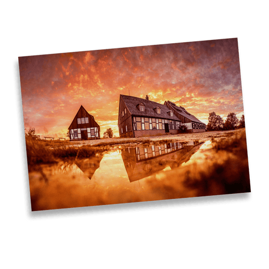 Fotomotiv „Alte Elisabeth“ in Freiberg: historische Schachtanlage im Sonnenaufgang mit Spiegelung in einer Pfütze. Beliebtes Motiv aus dem Bergstadtatelier, erhältlich auf Alu weiß, gebürstetem Alu oder Vintage-Holz.