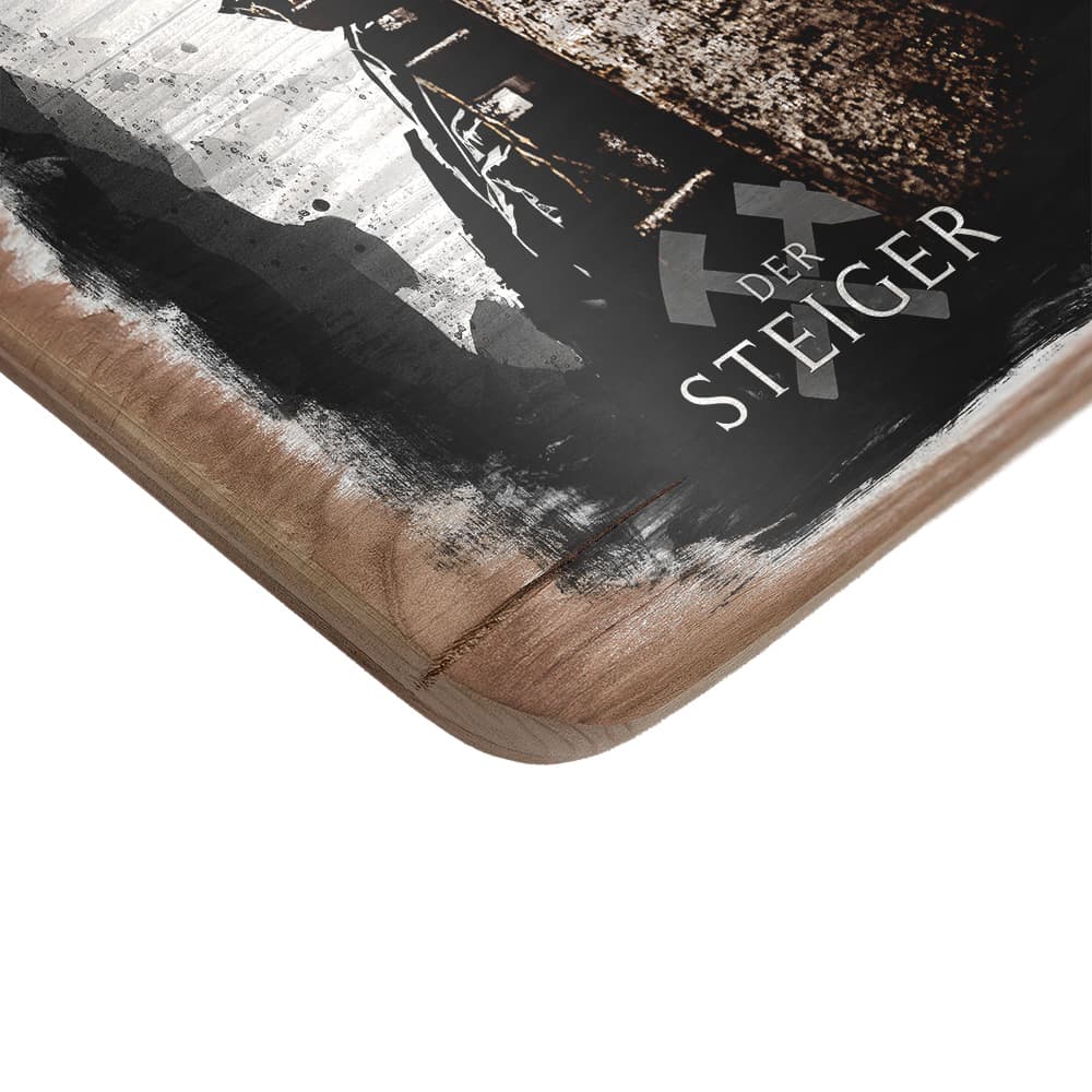 Detailfoto einer Vintageholzplatte mit dem Steiger-Artwork. Es handelt sich dabei um eine Simulation