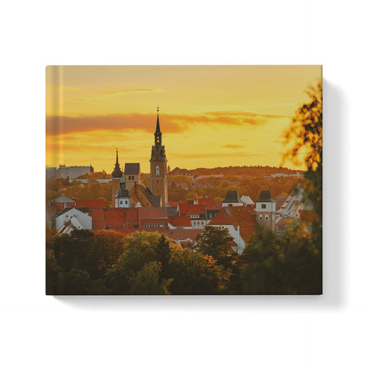 Titelbild des Buches zeigt einen Blick auf Petrikirche und Nikolaikirche im Licht des Sonnenuntergangs.