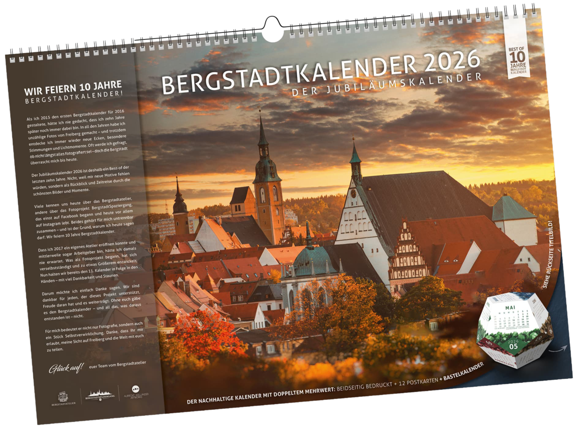 Titelblatt des Bergstadtkalenders 2026 im Format DIN B3 mit Hinweis auf das 10-jährige Jubiläum. Zu sehen ist der Altstadtblick von Freiberg mit Petrikirche und Dom, ergänzt durch den integrierten Bastelkalender in Würfelform.