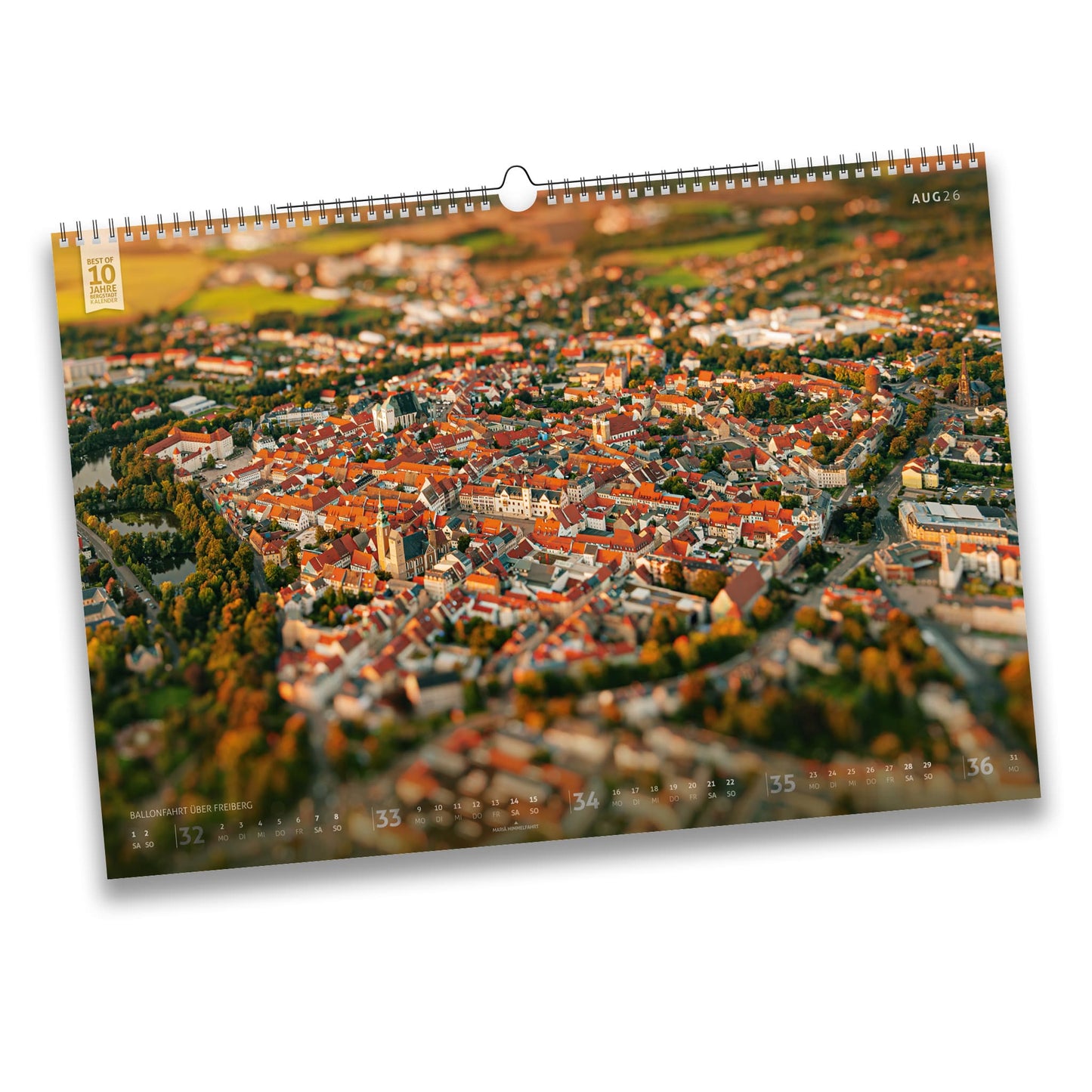 Luftaufnahme der Freiberger Altstadt im Abendlicht, aufgenommen aus einem Heißluftballon, zeigt die roten Dächer und das historische Stadtzentrum.