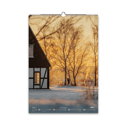 Januar-Motiv des Bergstadtkalenders 2026 im DIN-A3-Hochformat: die Alte Elisabeth in Freiberg an einem frostigen Wintermorgen, mit goldenem Sonnenlicht und Rauchschwaden über der verschneiten Landschaft.