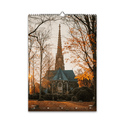 November-Motiv des Bergstadtkalenders 2026 im DIN-A3-Hochformat: die Jakobikirche aus sicht des Donatsfriedhofs in Freiberg im sanften Licht des Spätherbstes, umgeben von kahlen Bäumen und goldenem Laub.