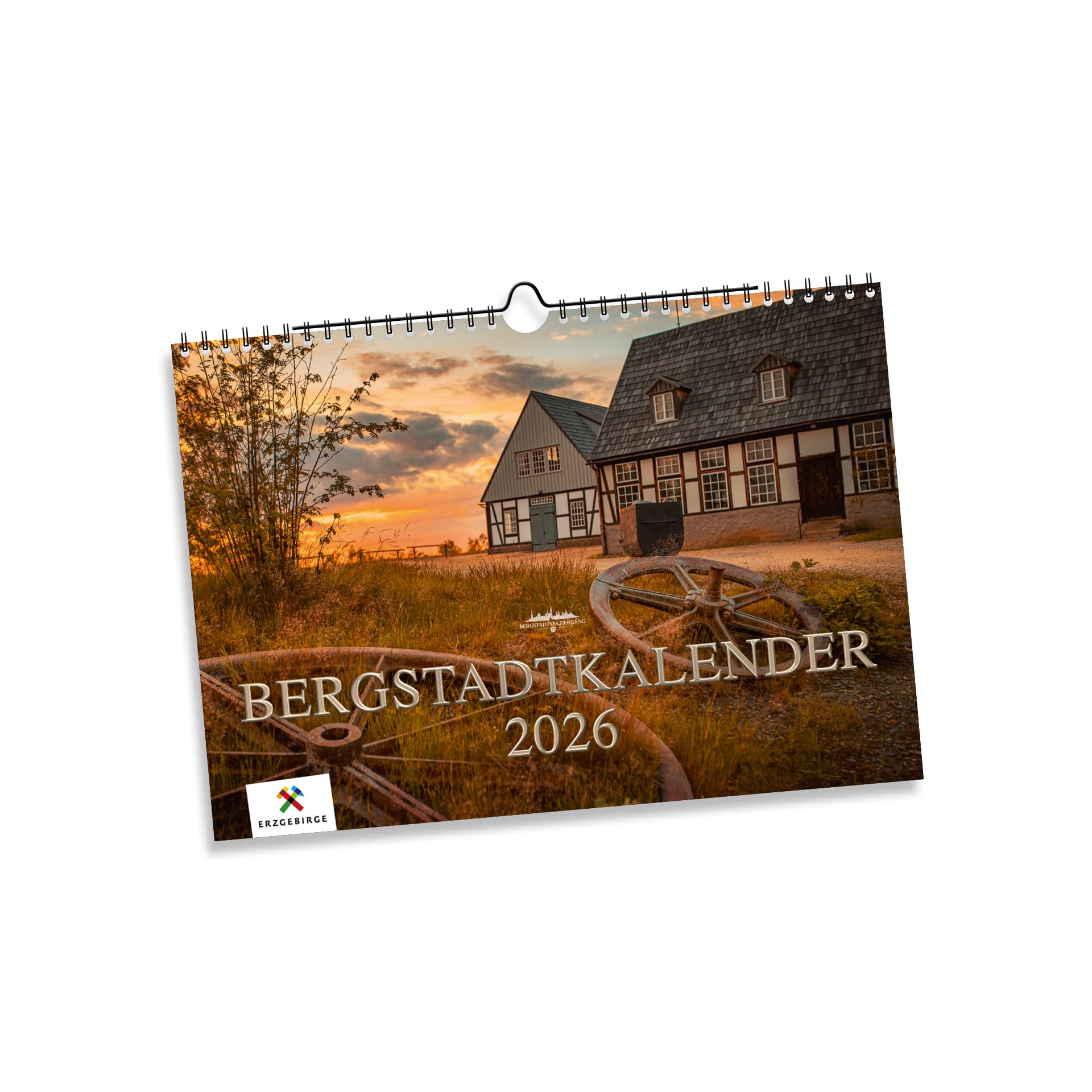 Titelblatt des Bergstadtkalenders 2026 im DIN-A4-Format mit Motiv der Schachtanlage Alte Elisabeth im Abendlicht. Der Kalender zeigt die schönsten Ansichten Freibergs.