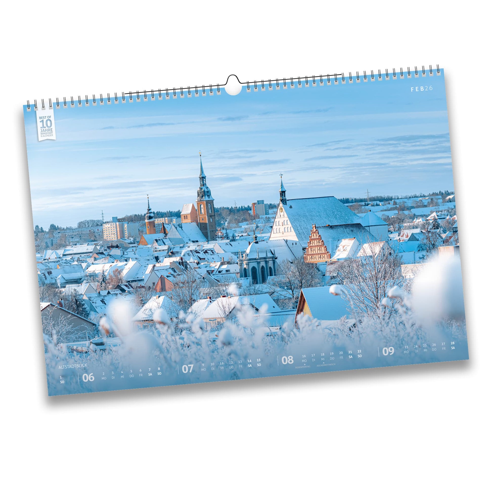 Bergstadtkalender 2026 – Februar-Motiv: Winterlicher Altstadtblick Freiberg mit verschneiten Dächern. Dom und Petrikriche im Hintergrund