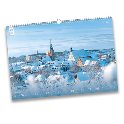 Bergstadtkalender 2026 – Februar-Motiv: Winterlicher Altstadtblick Freiberg mit verschneiten Dächern. Dom und Petrikriche im Hintergrund