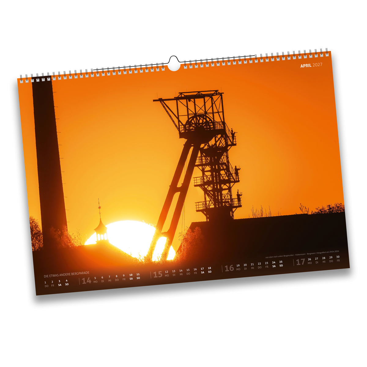 Kalenderblatt April 2027 – Die etwas andere Bergparade: Silhouetten von Bergmusiker, Hüttenmann und Bergmann am Förderturm der Reichen Zeche im Sonnenuntergang, fotografiert am 29.04.2026.