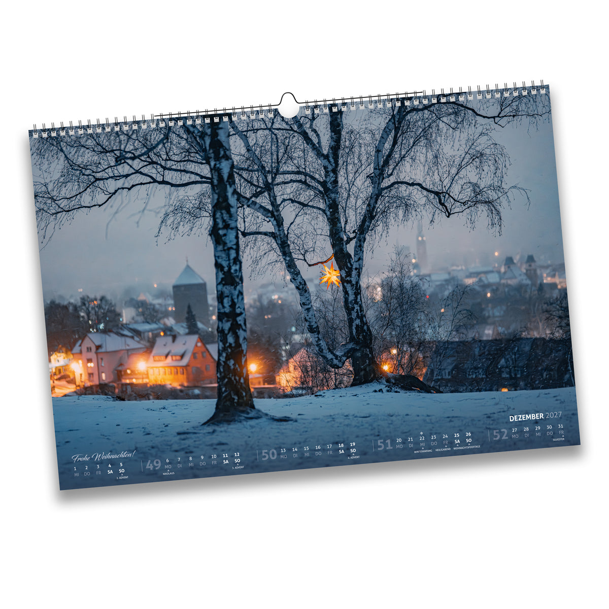 Kalenderblatt Dezember 2027: Winterlicher Blick über Freiberg zwischen Birkenstämmen, mit Weihnachtsstern und schneebedeckten Dächern – Frohe Weihnachten!