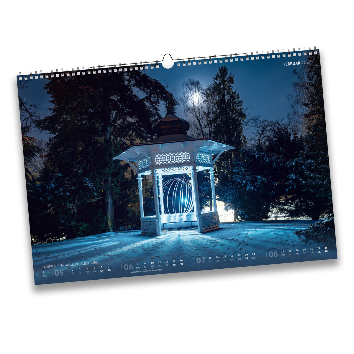 Kalenderblatt Februar 2027: Lichtkunst-Installation im Pavillon im Albertpark Freiberg bei Nacht, verschneite Winterlandschaft im Mondlicht.