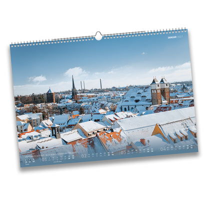 Kalenderblatt Januar 2027 des Bergstadtkalenders B3: Verschneite Freiberger Altstadt, Blick vom Glockenturm des Doms auf Dom, Petrikirche und schneebedeckte Dächer.