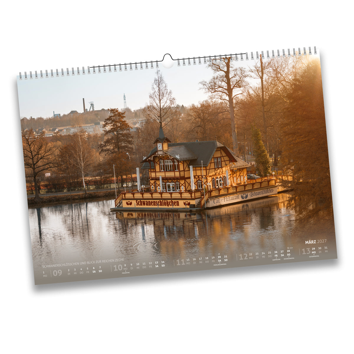 Kalenderblatt März 2027: Schwanenschlösschen am Kreuzteich in Freiberg im goldenen Abendlicht, im Hintergrund die Reiche Zeche.