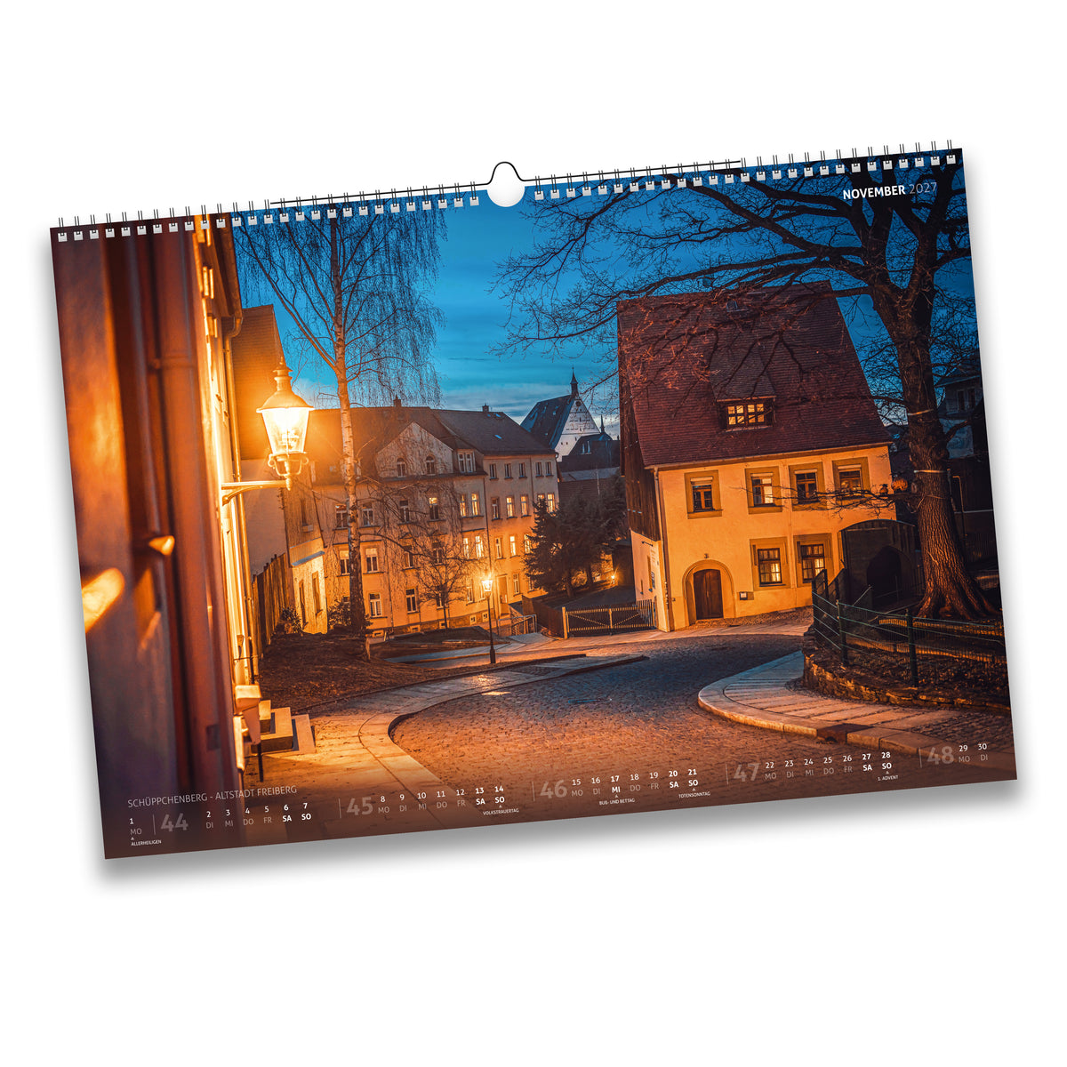 Kalenderblatt November 2027: Nächtliche Gasse am Schüppchenberg in der Freiberger Altstadt, warm beleuchtete Fachwerkhäuser.