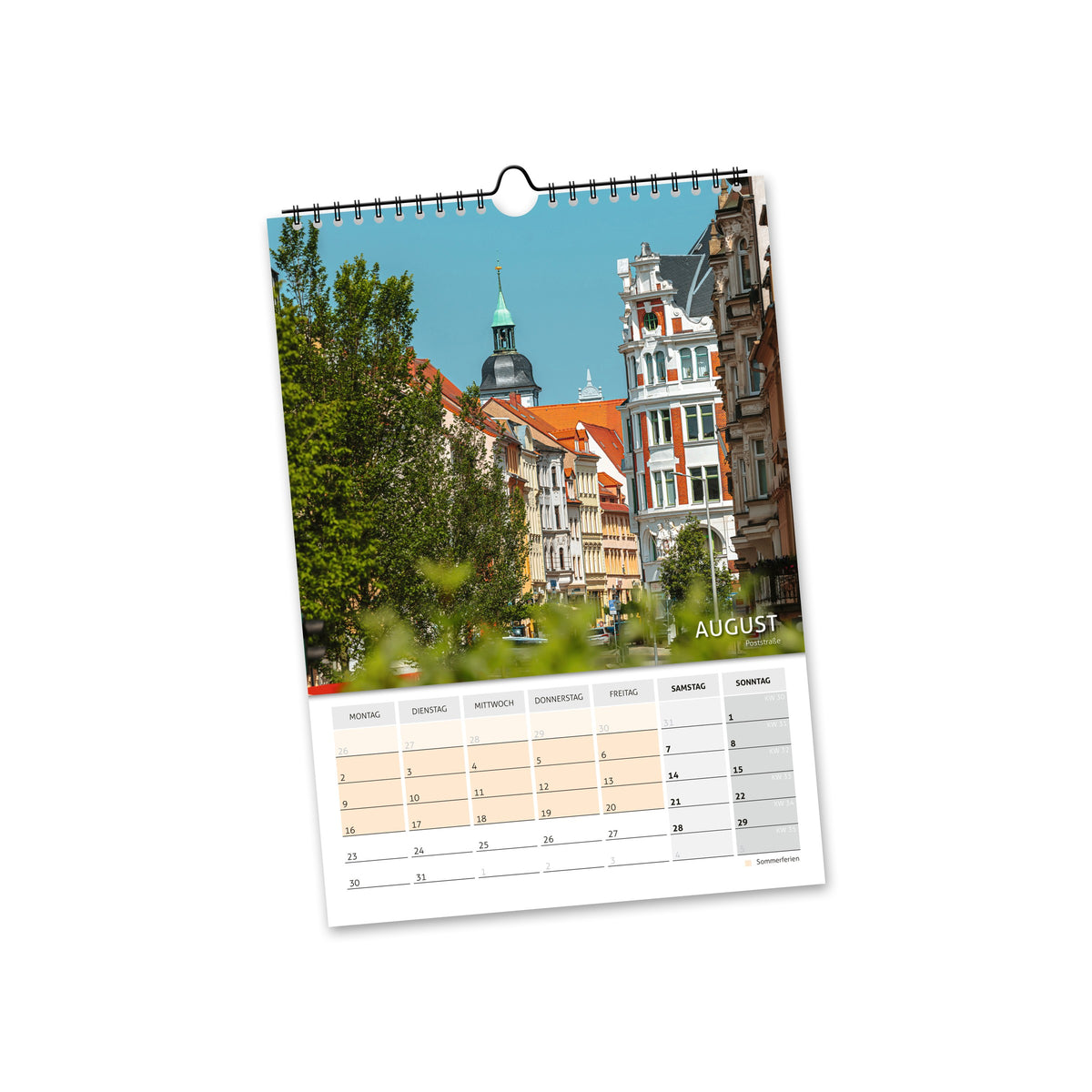 August 2027: sommerliche Freiberger Altstadt mit historischen Fassaden, Brunnen und Kirchturm.
