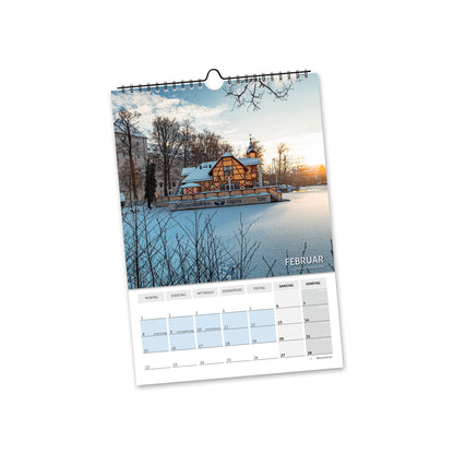 Februar 2027: Schwanenschlösschen am verschneiten Kreuzteich in Freiberg im warmen Winterlicht.