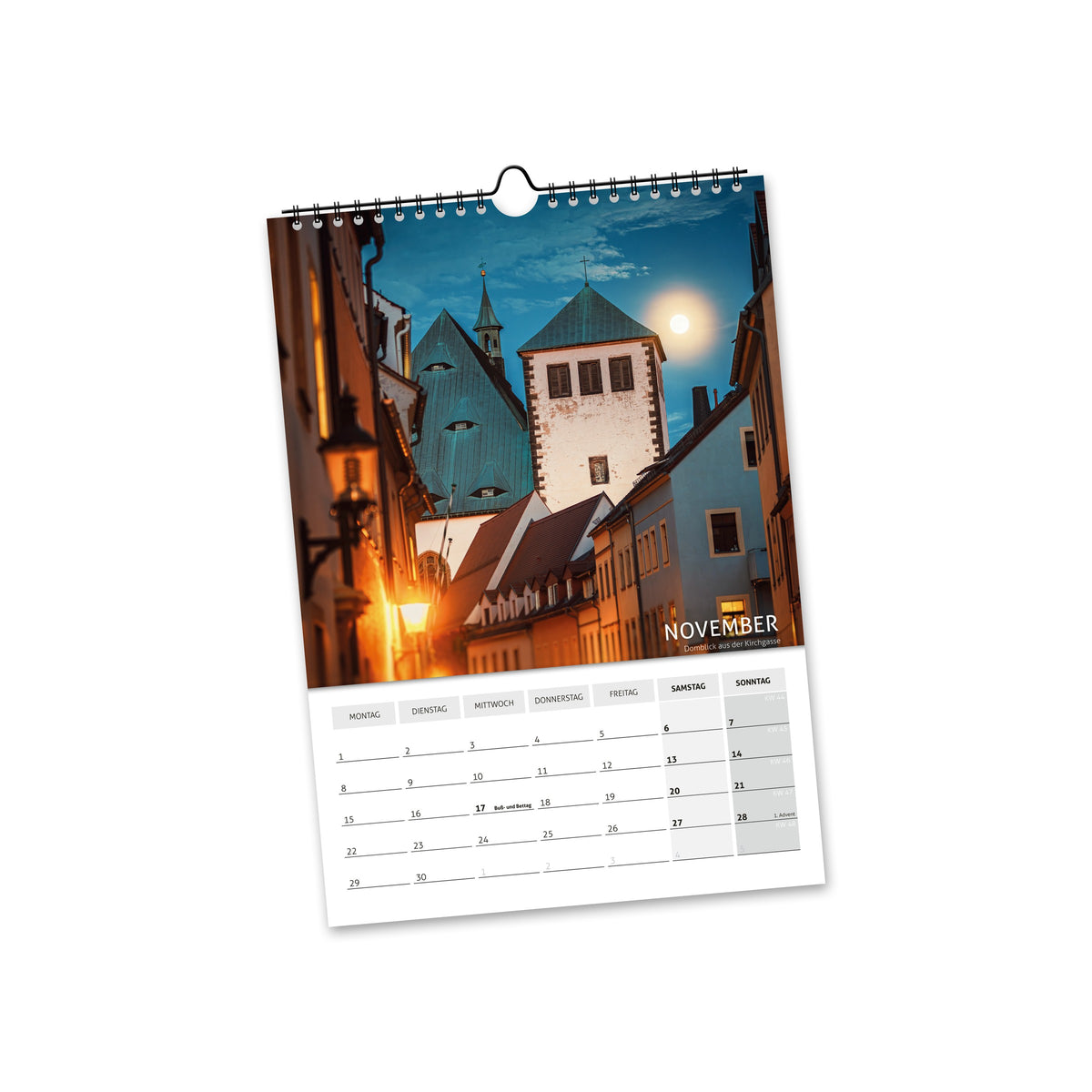 November 2027: Kirchgasse in Freiberg mit warm beleuchteten Häusern, Kirchturm und Vollmond.
