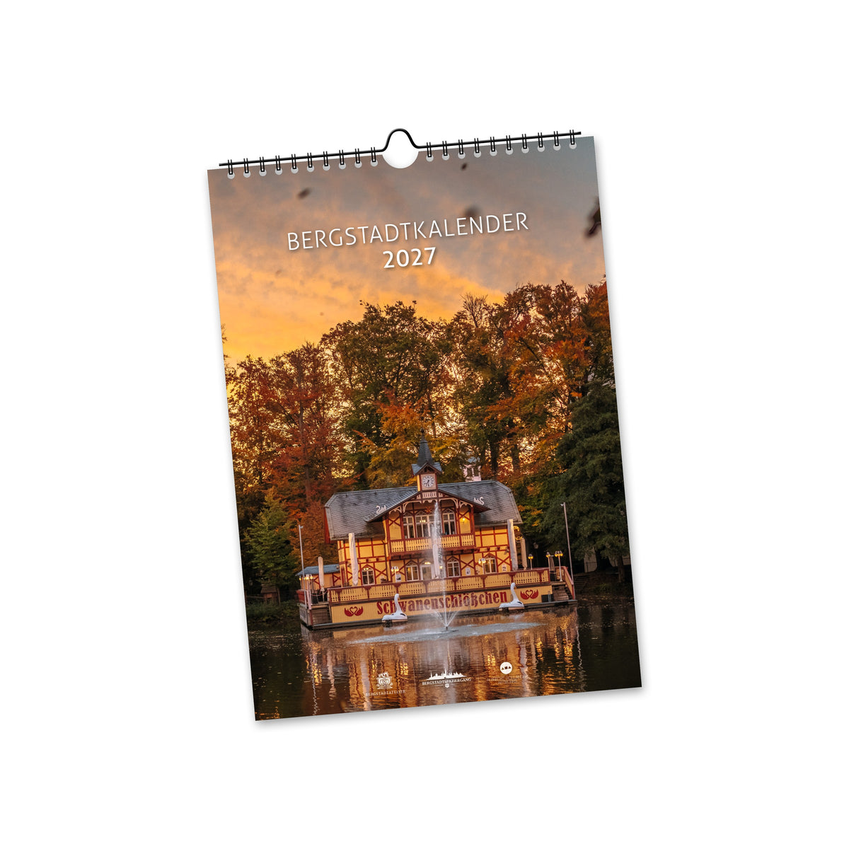 Titelblatt des Bergstadtkalenders 2027 im DIN A4 Hochformat mit dem Schwanenschlösschen in Freiberg vor herbstlichen Bäumen und seiner Spiegelung im Wasser.