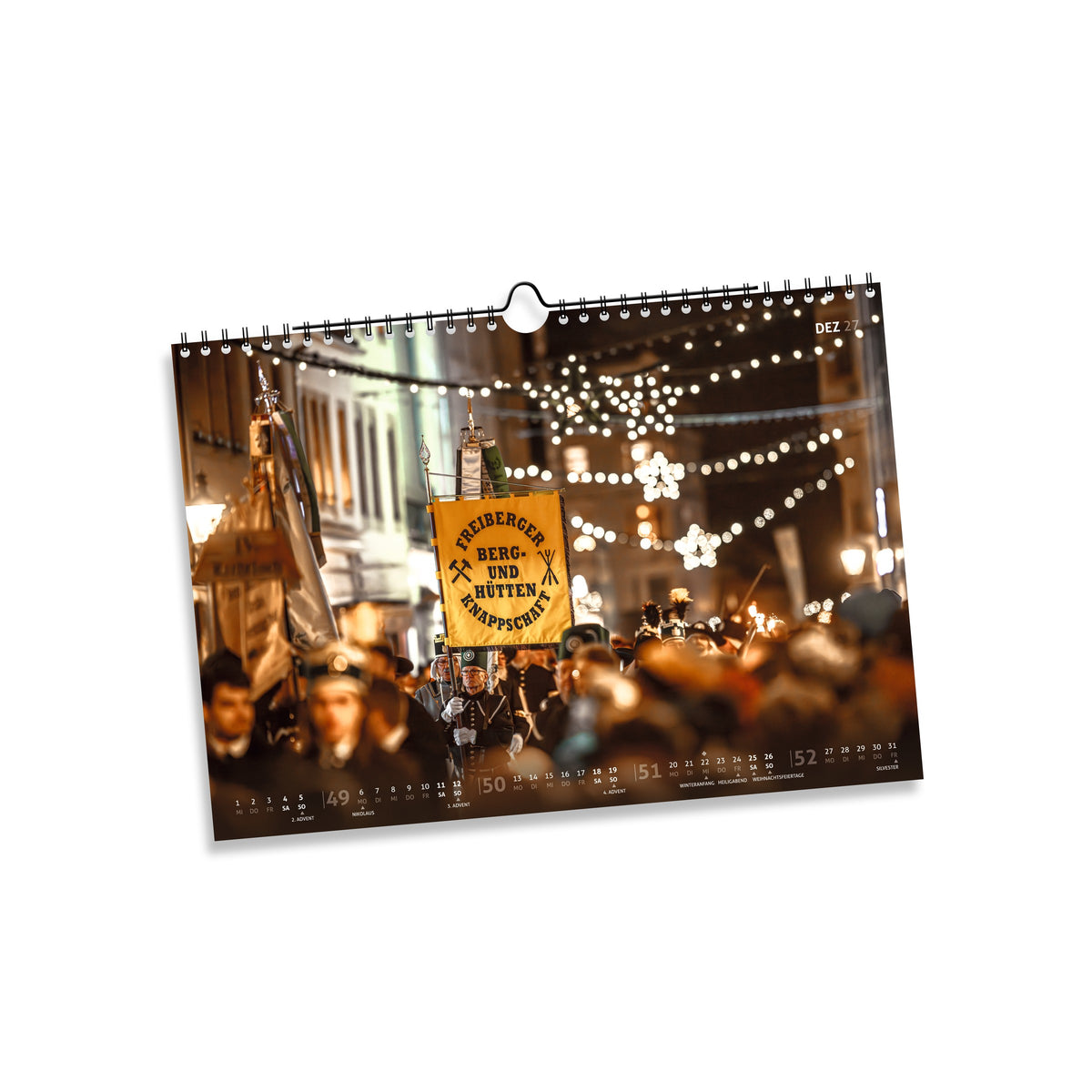 Dezember 2027: Bergparade in Freiberg bei Nacht mit Bergleuten, Besuchern und weihnachtlichen Lichterketten.