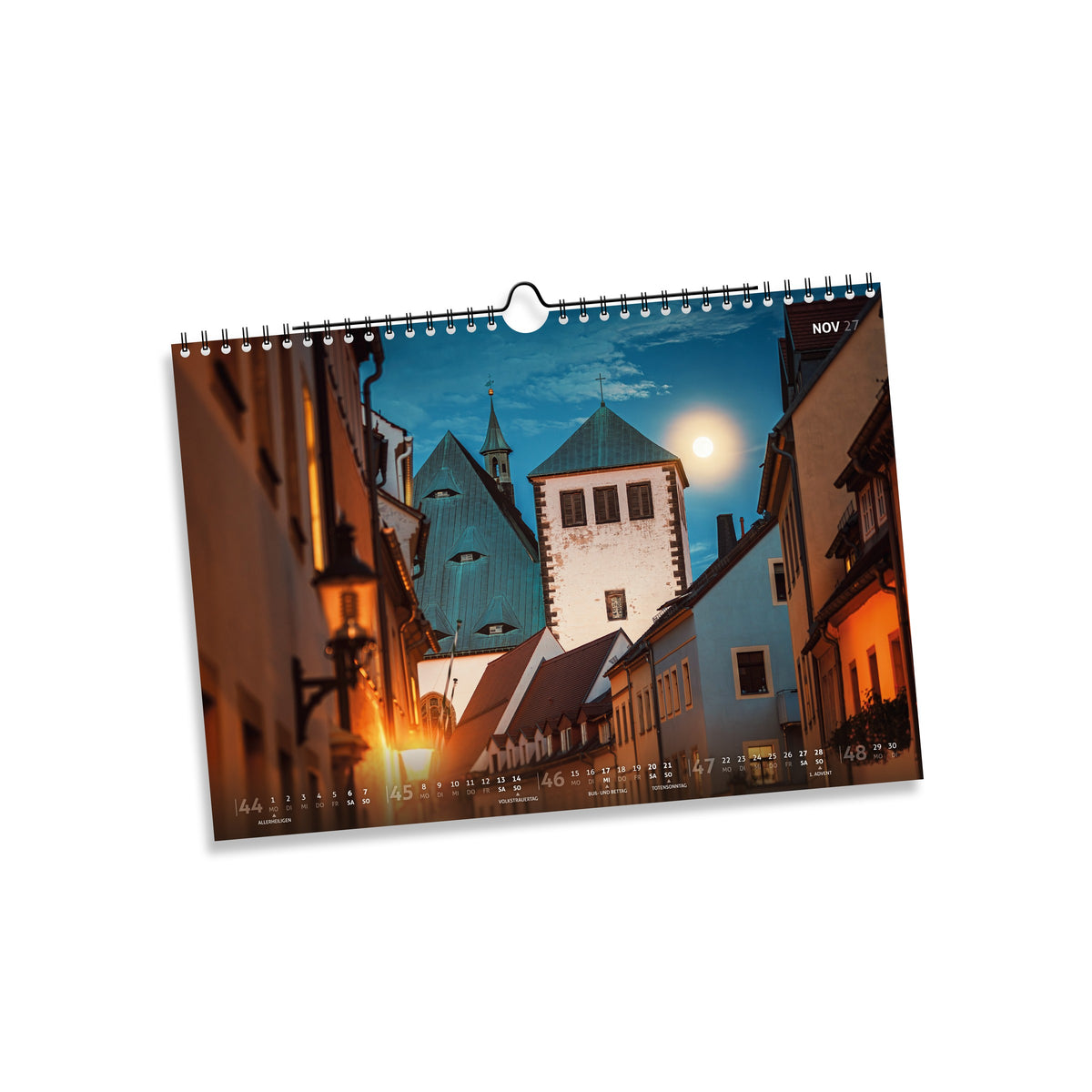 November 2027: Kirchgasse in der Freiberger Altstadt mit Kirchturm, warm beleuchteten Häusern und Vollmond.