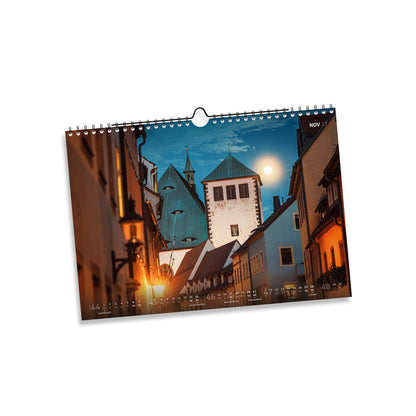 November 2027: Kirchgasse in der Freiberger Altstadt mit Kirchturm, warm beleuchteten Häusern und Vollmond.