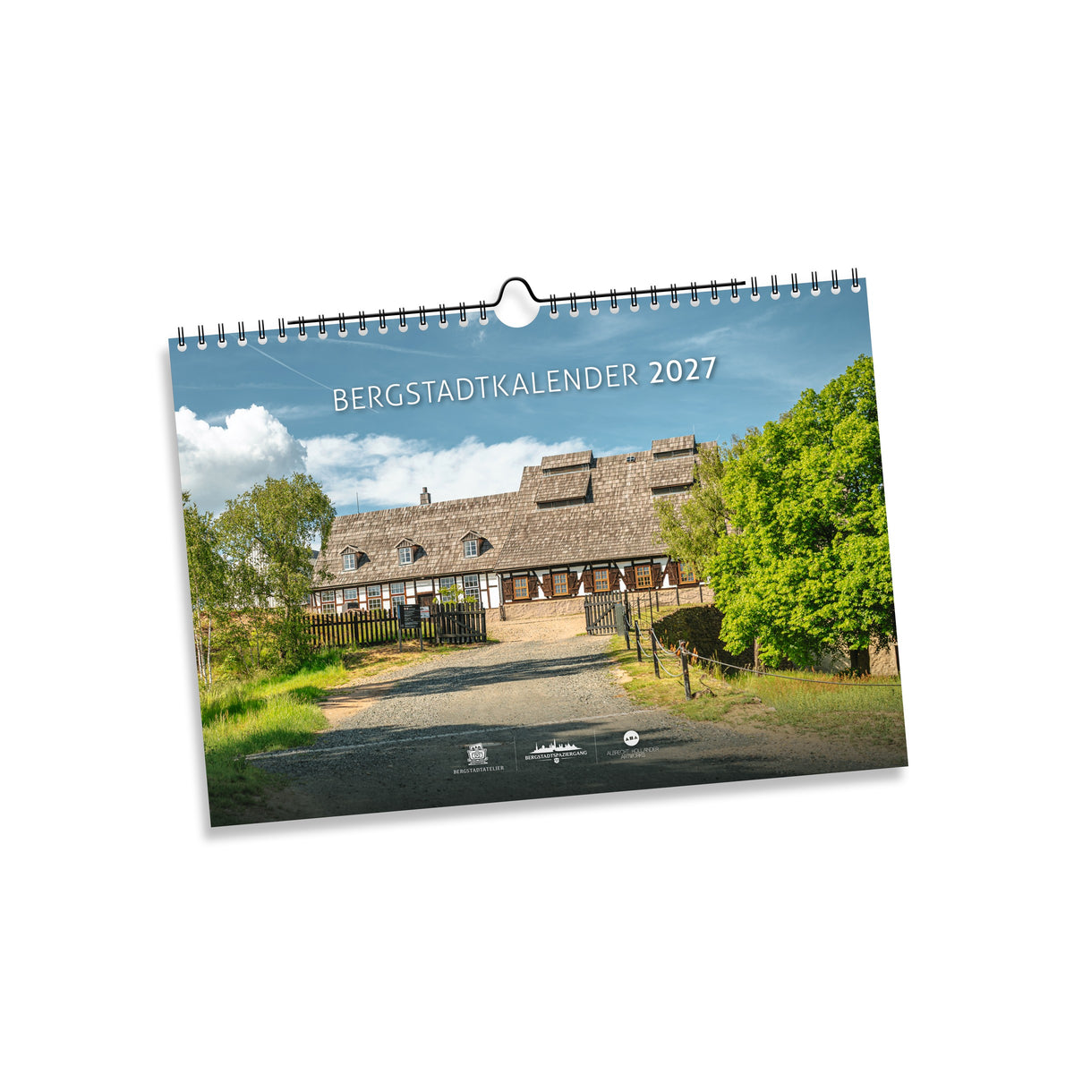 Titelblatt des Bergstadtkalenders 2027 im DIN A4 Querformat mit der historischen Schachtanlage Alte Elisabeth in Freiberg zwischen grünen Bäumen.