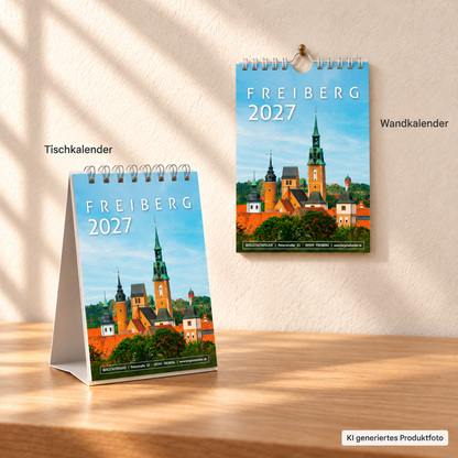 Freiberg 2027 im DIN A6 Hochformat: Tischkalender mit weißem Standfuß links und Wandkalender mit Aufhängung rechts, jeweils beschriftet. KI generiertes Produktfoto.