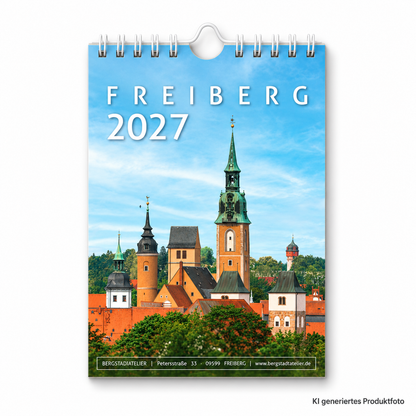 Bergstadtkalender Freiberg 2027 DIN A6 Hochformat, freigestellt auf weißem Hintergrund mit Wire-O-Bindung und Wandaufhängung. KI generiertes Produktfoto.