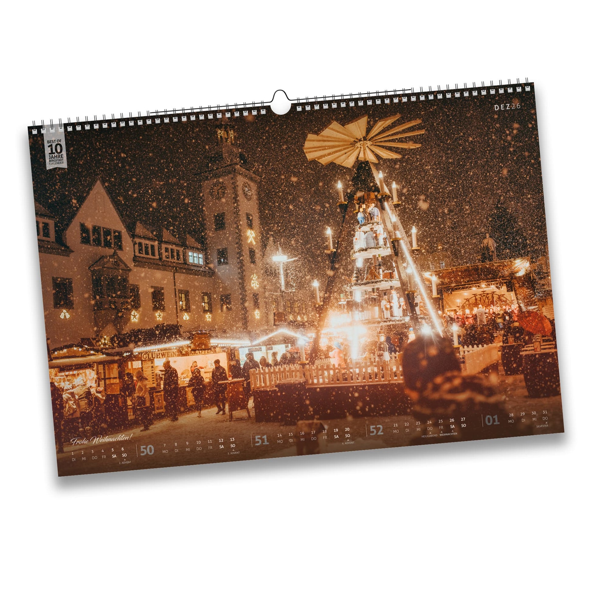 Bergstadtkalender 2026 – Dezember: Winterlicher Obermarkt in Freiberg mit festlich beleuchteter Pyramide, verschneitem Weihnachtsmarkt (Christmarkt) und Rathaus im Hintergrund.