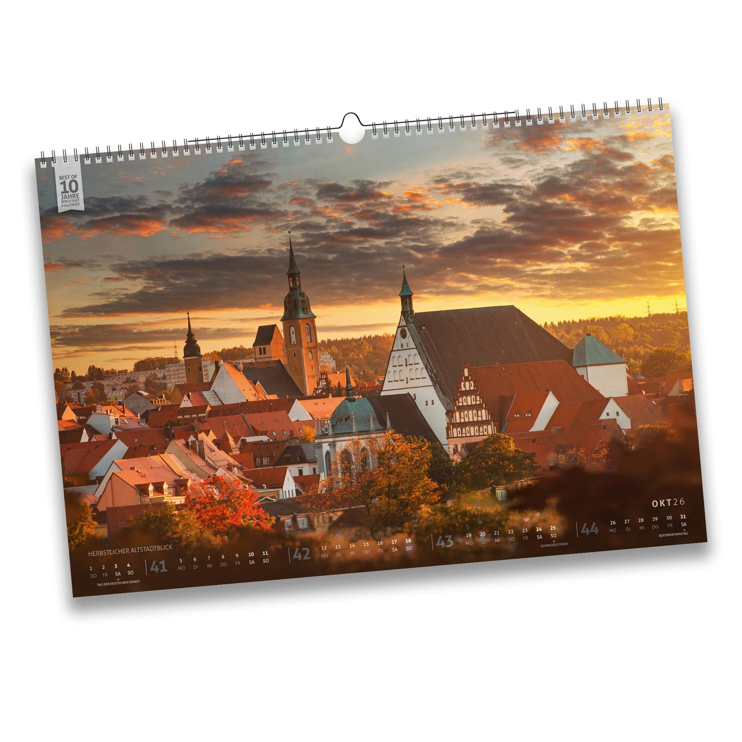Herbstlicher Altstadtblick über Freiberg, aufgenommen aus Richtung Siedlung Halsbrücker Straße, mit Petrikirche im Hintergrund und dem Freiberger Dom im Vordergrund, stimmungsvoll im Licht des Sonnenuntergangs.