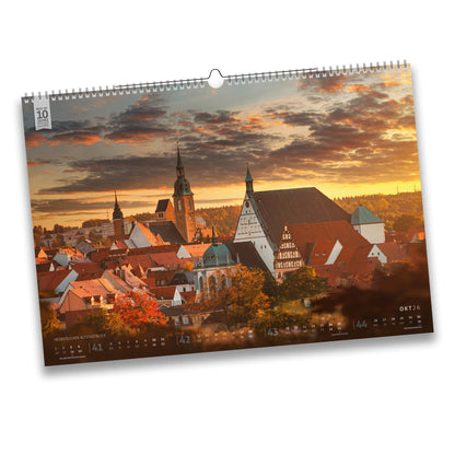 Herbstlicher Altstadtblick über Freiberg, aufgenommen aus Richtung Siedlung Halsbrücker Straße, mit Petrikirche im Hintergrund und dem Freiberger Dom im Vordergrund, stimmungsvoll im Licht des Sonnenuntergangs.