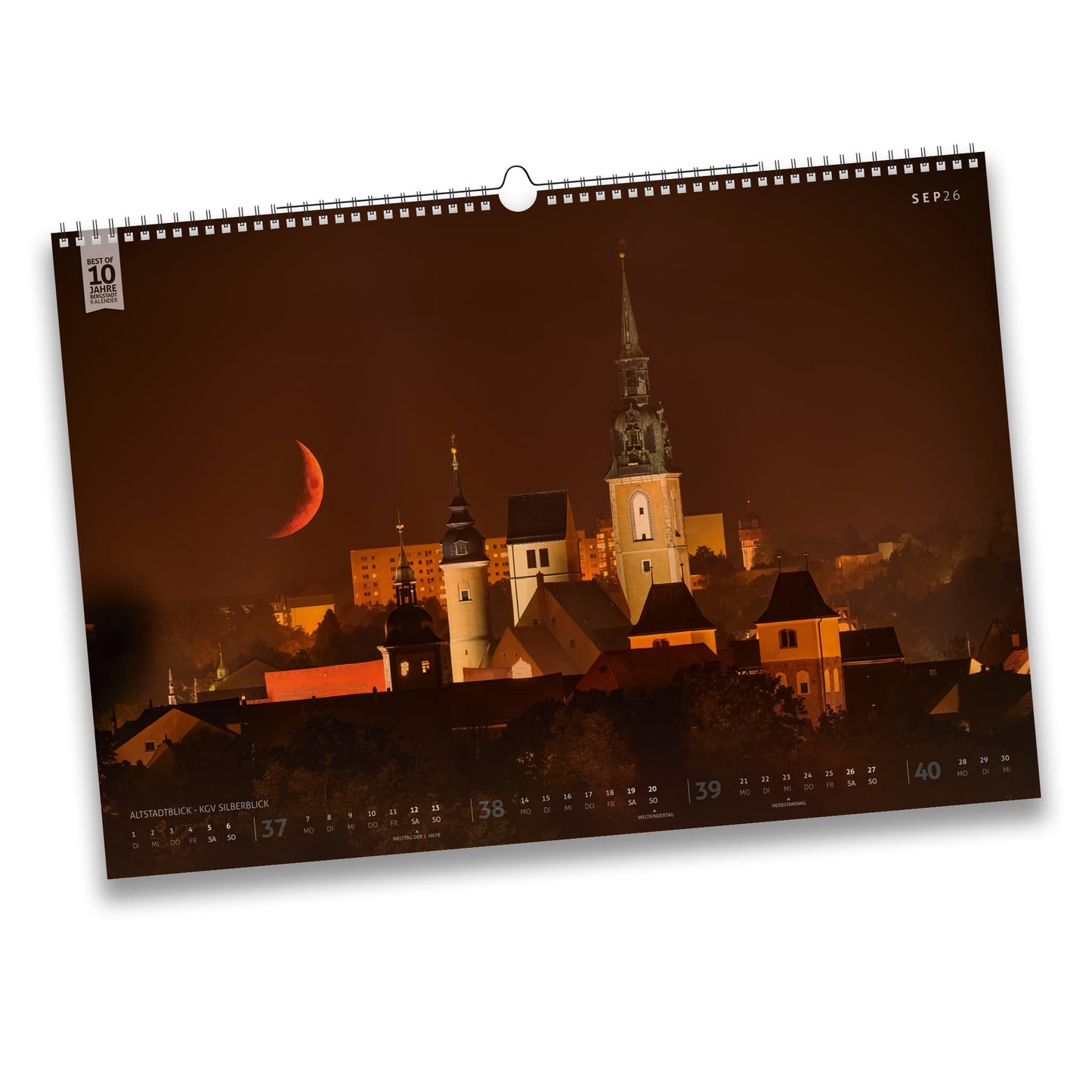 Septemberblatt des Bergstadtkalenders 2026 mit Blick auf die Freiberger Altstadt bei Nacht, der Mond geht hinter der Stadtsilhouette unter, gesehen von der Halde der KGV-Anlage Silberblick.