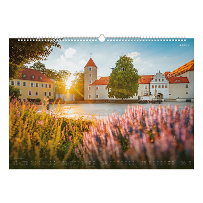 Der Schlossplatz in Freiberg mit Schloss Freudenstein und blühenden Lavendelbeeten bei tiefstehender Sonne – ein Sinnbild für Sommer und Heimat.