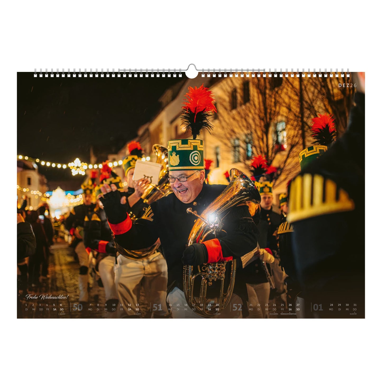 Traditionelle Bergparade in Freiberg zur Adventszeit, Musiker in festlicher Montur bei Nacht und Lichterglanz – stimmungsvolles Finale des Bergstadtkalenders 2026.