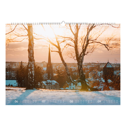 Winterlicher Blick von der Haldenkante über die verschneite Altstadt Freibergs mit Jakobikirche und Donatsturm im Abendlicht.