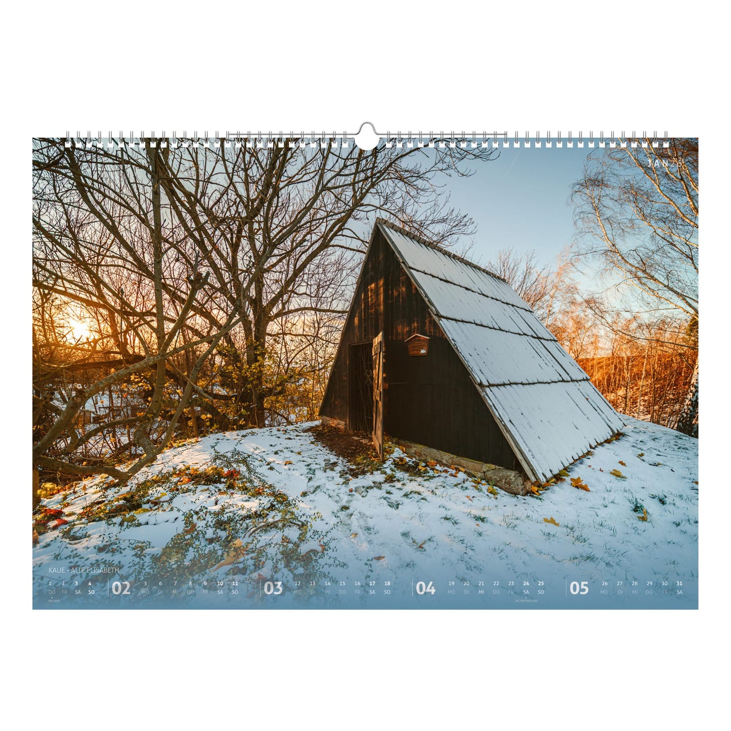 Winterliches Motiv der Kaue der Alten Elisabeth in Freiberg, leicht verschneit und in warmem Morgenlicht. Ein authentischer Blick auf das historische Bergbaugelände.