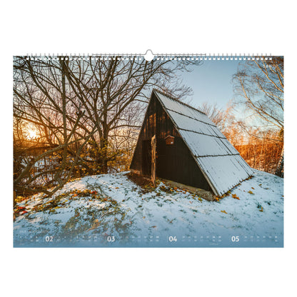 Winterliches Motiv der Kaue der Alten Elisabeth in Freiberg, leicht verschneit und in warmem Morgenlicht. Ein authentischer Blick auf das historische Bergbaugelände.