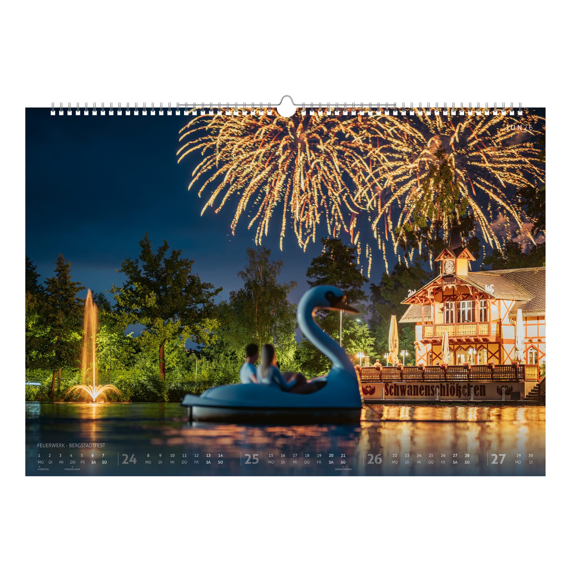 Feuerwerk über dem Schwanenschlösschen in Freiberg während des Bergstadtfestes. Der große Kreuzteich spiegelt die Farben des Nachthimmels.