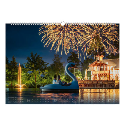 Feuerwerk über dem Schwanenschlösschen in Freiberg während des Bergstadtfestes. Der große Kreuzteich spiegelt die Farben des Nachthimmels.