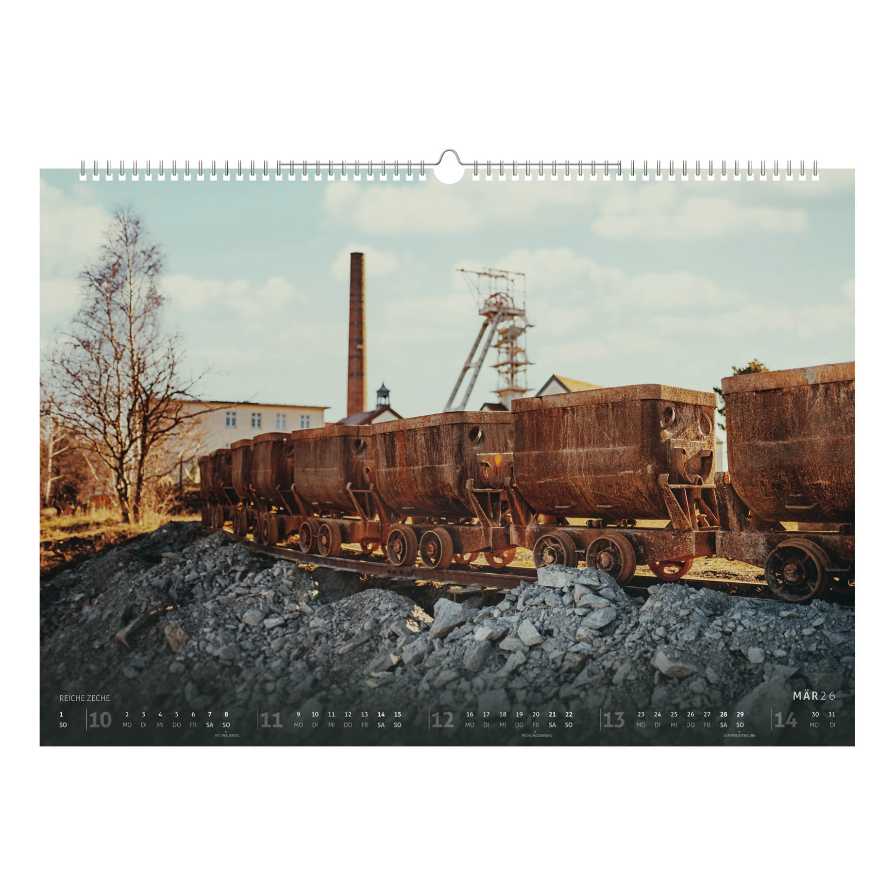 Das Fördergerüst der Reichen Zeche in Freiberg mit rostigen Erzloren an der Haldenkante, aufgenommen im frühen Frühjahrslicht – Symbol für das Bergbauerbe der Stadt.