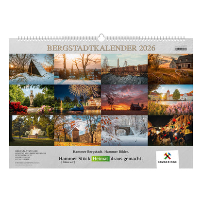 Rückseite des Bergstadtkalenders 2026 im Sonderformat mit allen zwölf Monatsmotiven aus Freiberg und Umgebung. Slogan: „Hammer Bergstadt. Hammer Bilder. Hammer Stück Heimat draus gemacht.“