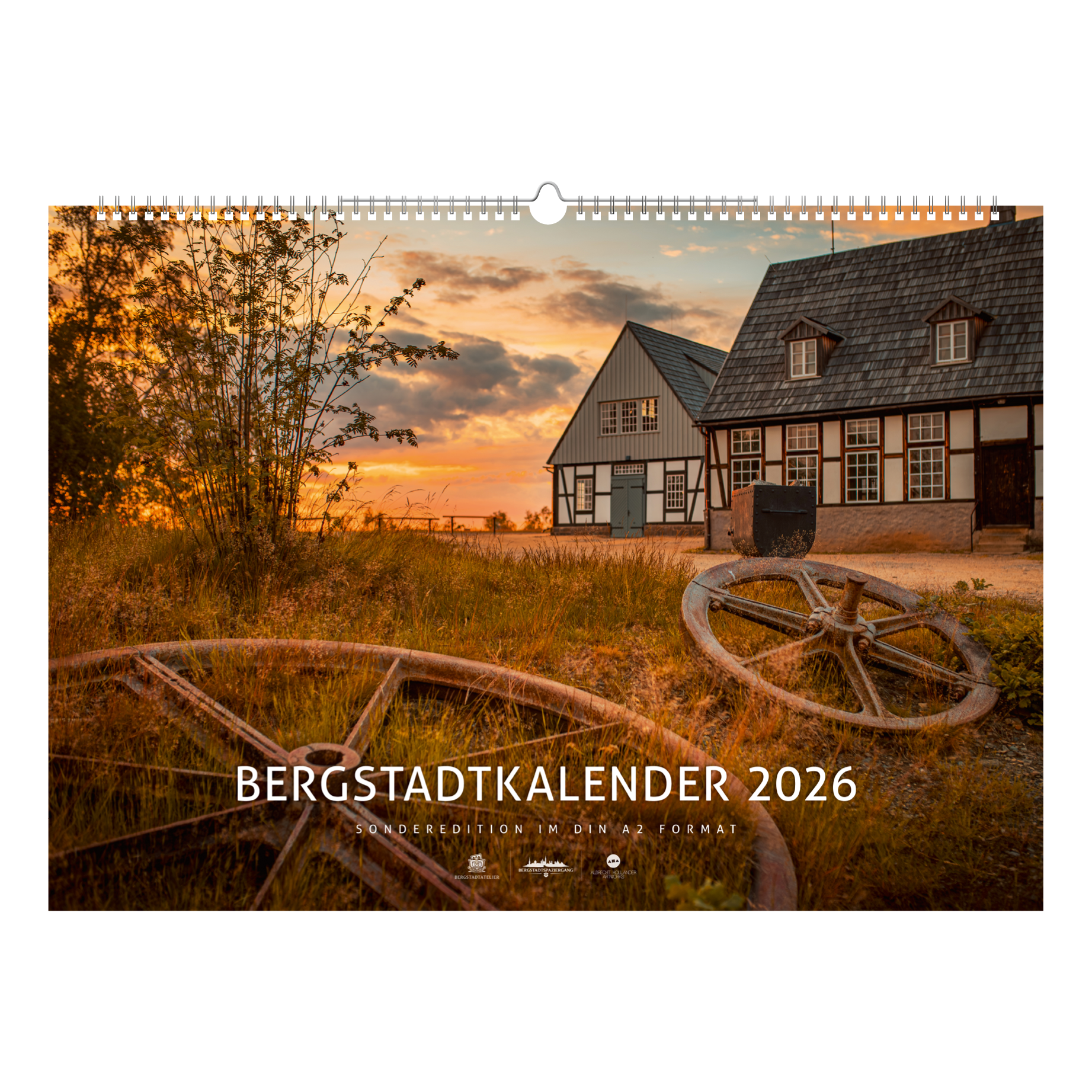 Titelblatt des Bergstadtkalenders 2026 im Sonderformat mit der Alten Elisabeth in Freiberg im warmen Licht des Sonnenuntergangs – historische Bergwerksgebäude mit Seilscheiben im Vordergrund.