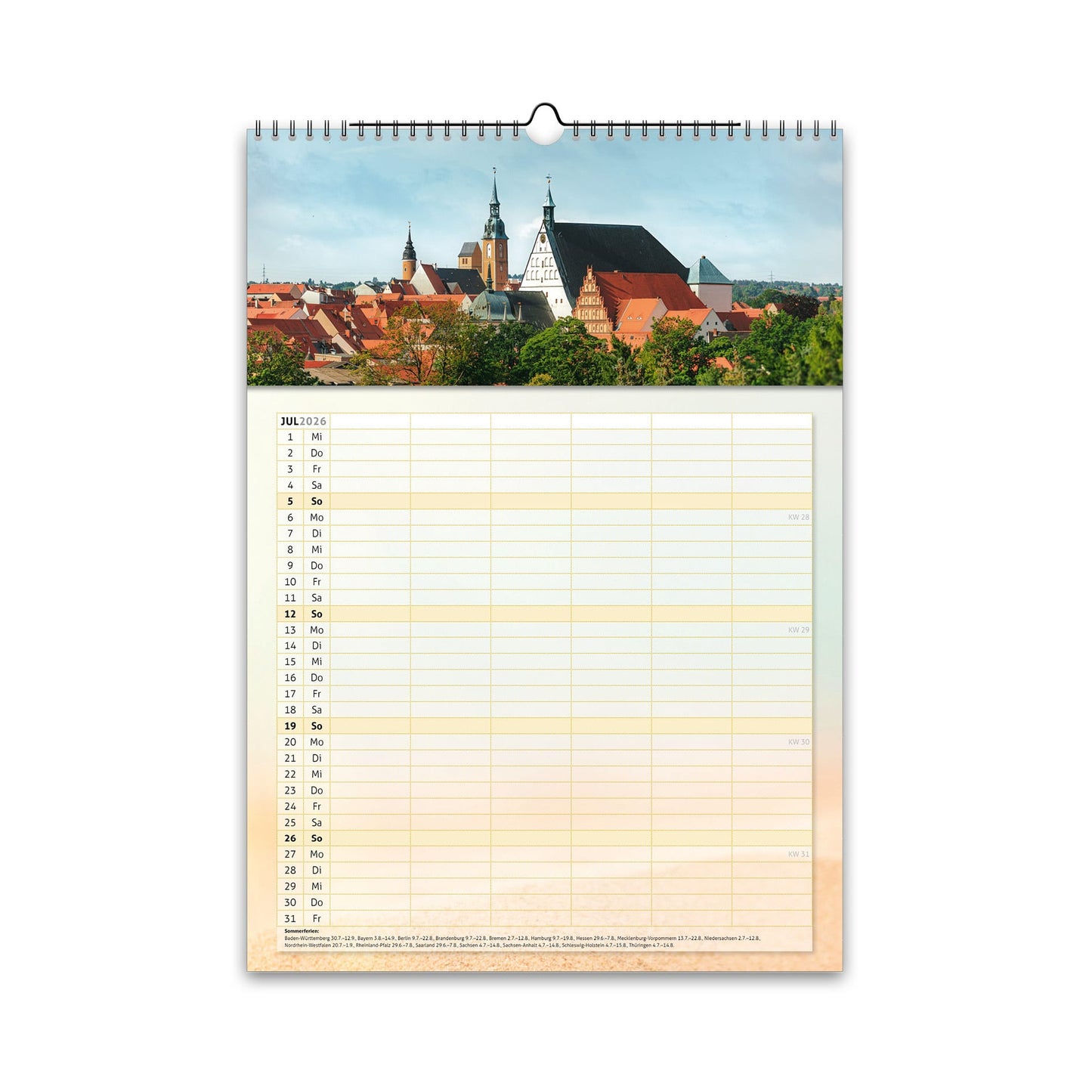 Juli-Motiv des Familienplaners 2026: Panoramablick über die Altstadt von Freiberg mit Petrikirche und Dom unter sommerlich blauem Himmel.