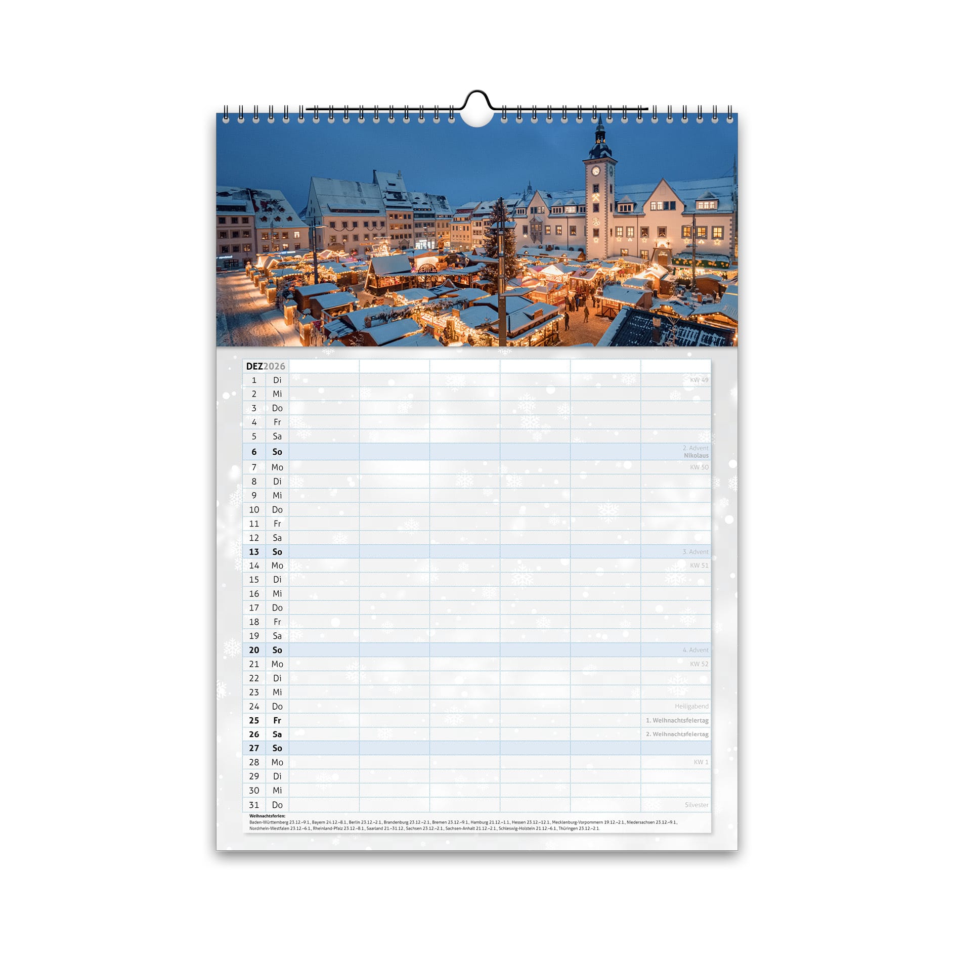 Dezember-Motiv des Familienplaners 2026: Weihnachtsmarkt auf dem Obermarkt in Freiberg mit festlich beleuchteten Budengassen und verschneiter Kulisse.