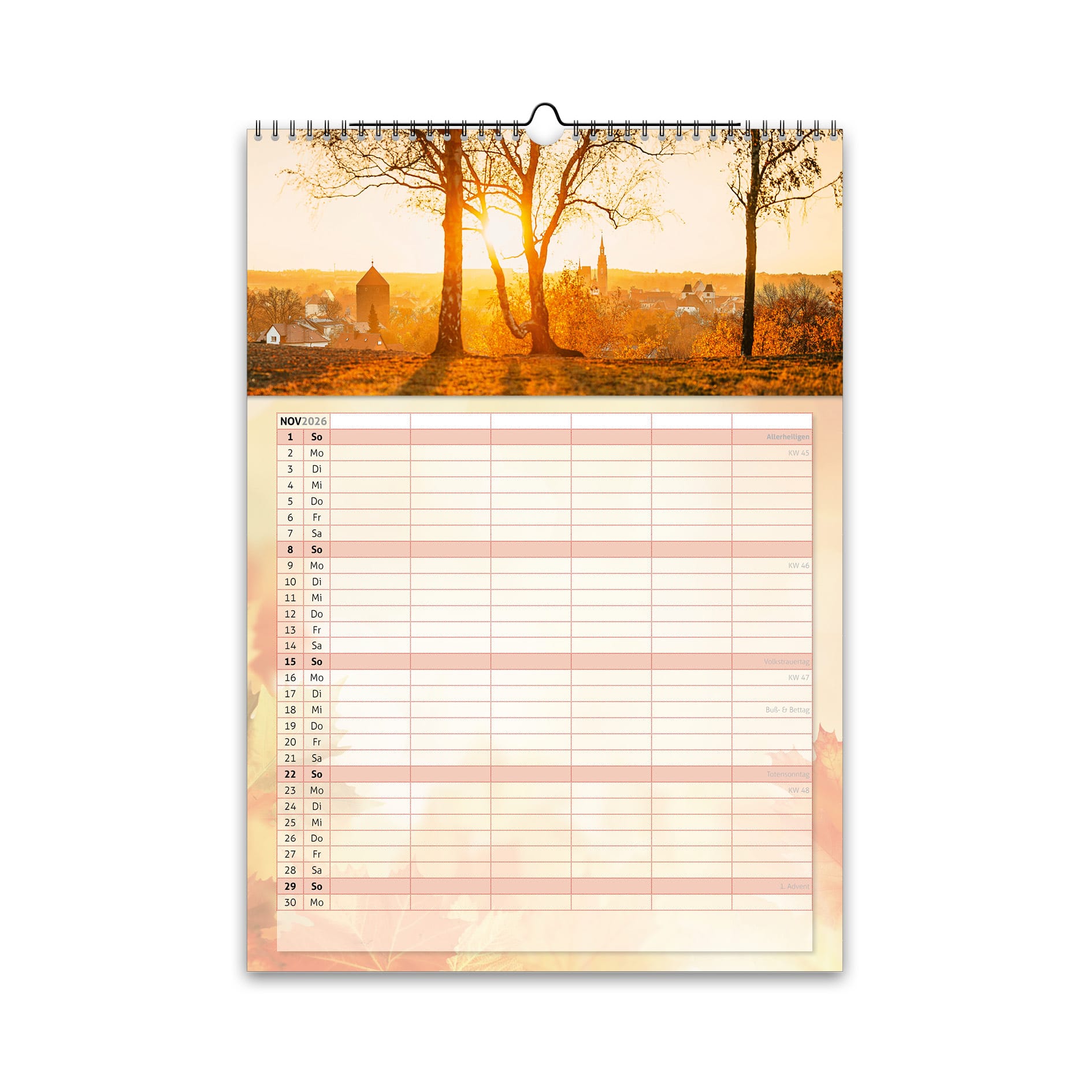 November-Motiv des Familienplaners 2026: Sonnenuntergang über der Altstadt von Freiberg mit Donatsturm und Petrikirche im goldenen Abendlicht.