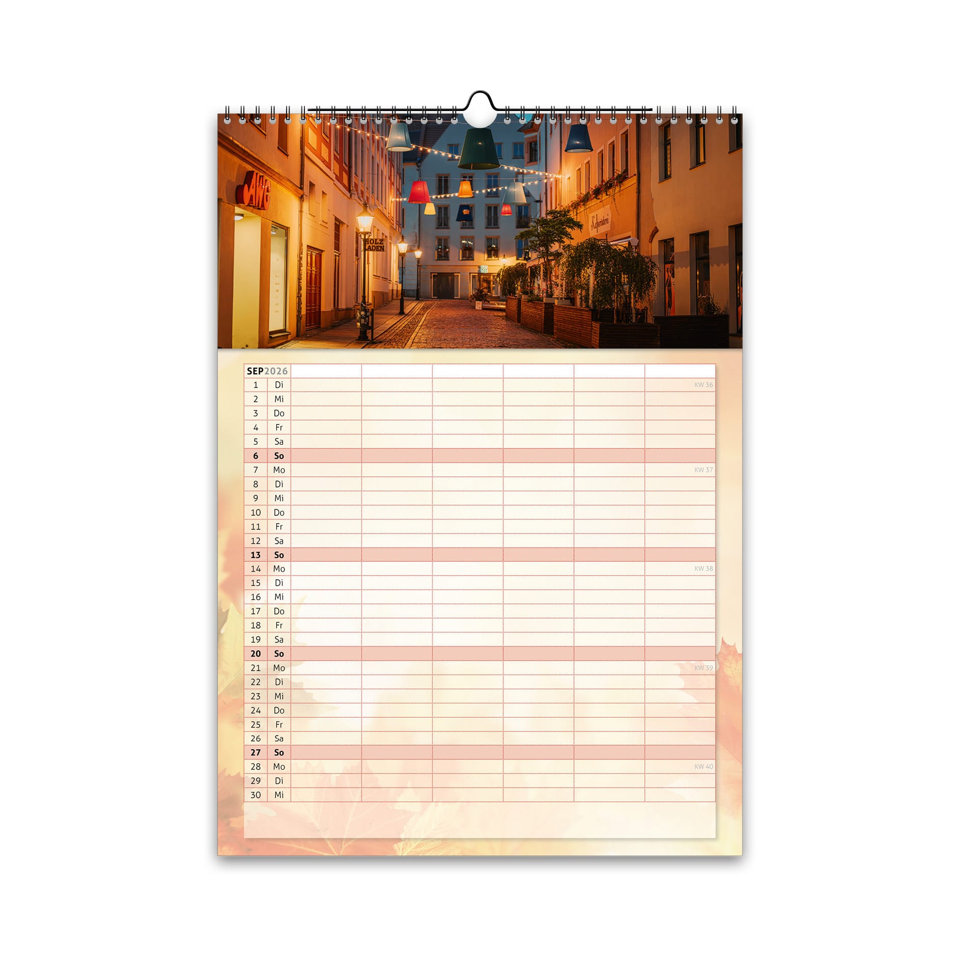 September-Motiv des Familienplaners 2026: bunte Lampions über der Kornstraße in Freiberg im Abendlicht – warme Spätsommerstimmung in der Altstadt.