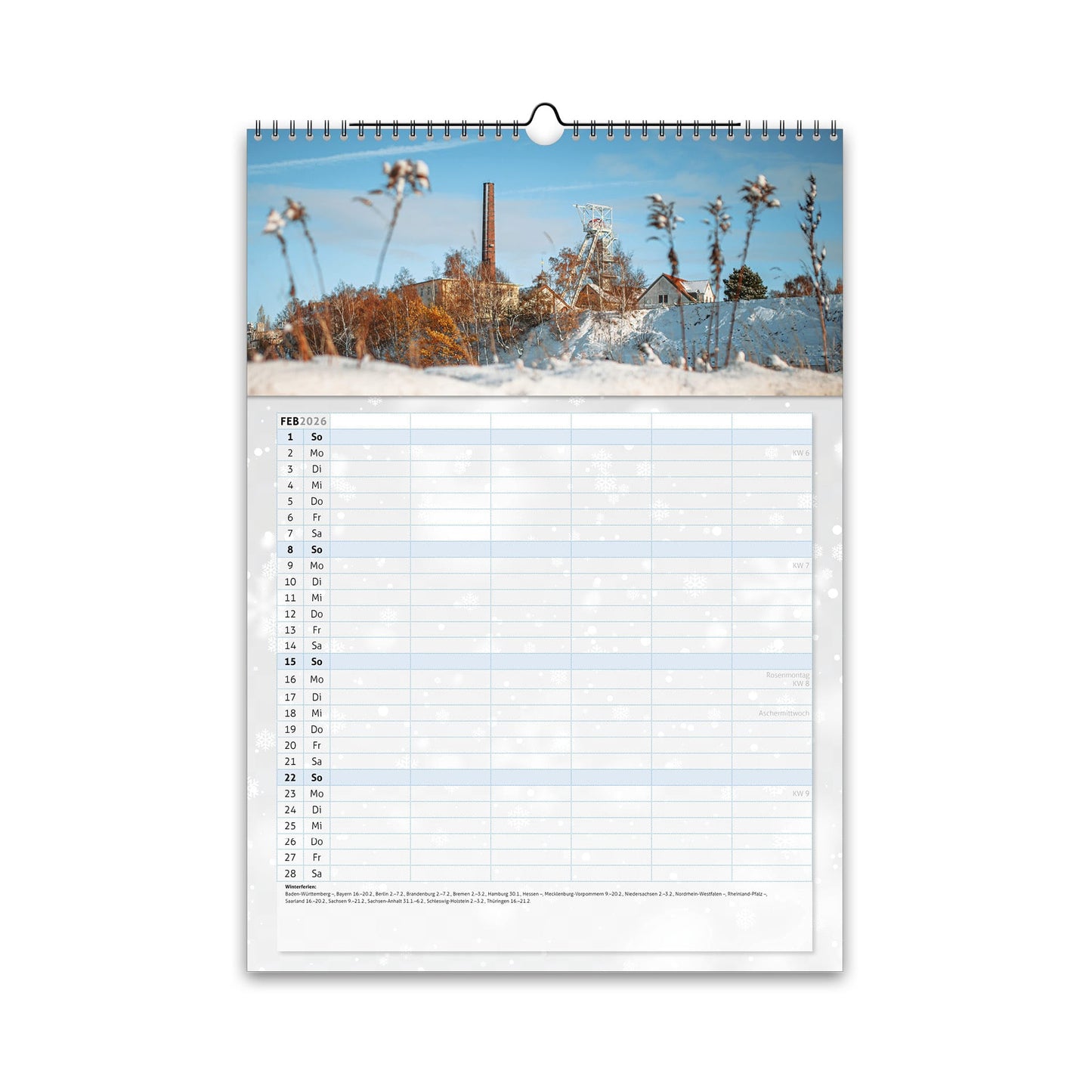 Februar-Motiv des Familienplaners 2026: Blick auf die Reiche Zeche in Freiberg mit verschneitem Fördergerüst und Schornstein im Winterlicht.