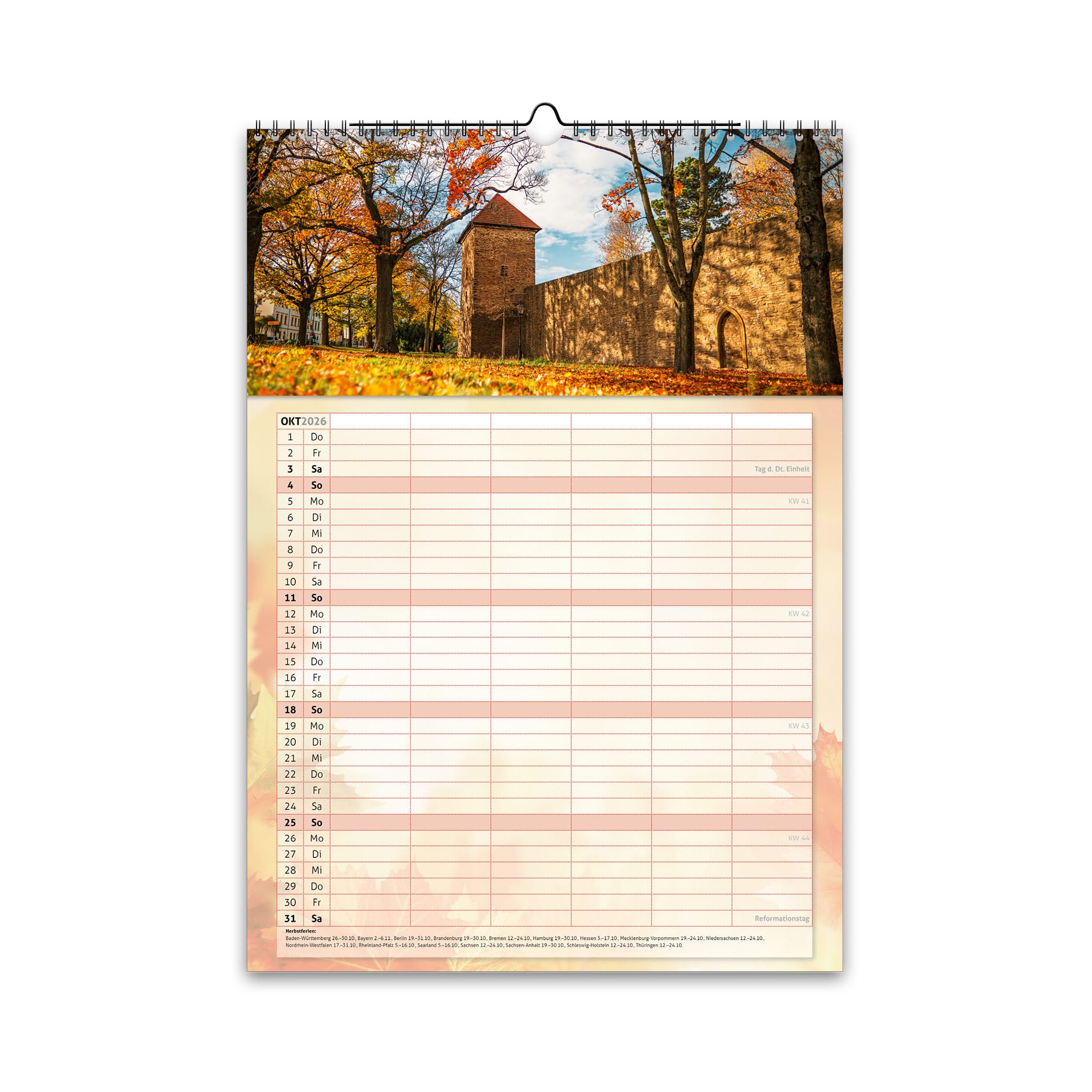 Oktober-Motiv des Familienplaners 2026: die historische Stadtmauer und Gelber Löwe Turm von Freiberg umgeben von leuchtend buntem Herbstlaub und goldenem Nachmittagslicht.