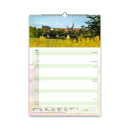 Familienplaner Freiberg 2027 im DIN A3 Hochformat – Mai mit Frühlingswiese und Blick auf die Freiberger Kirchtürme mit Monatsübersicht und Terminspalten